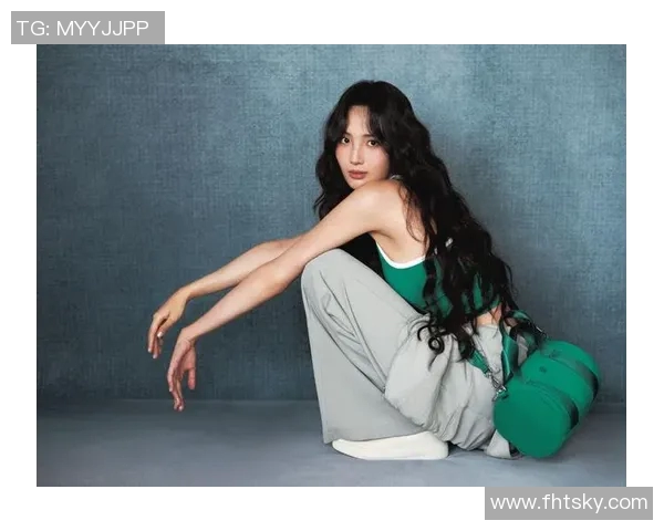 足球明星休闲头像女图片展现运动魅力与时尚风采的完美结合